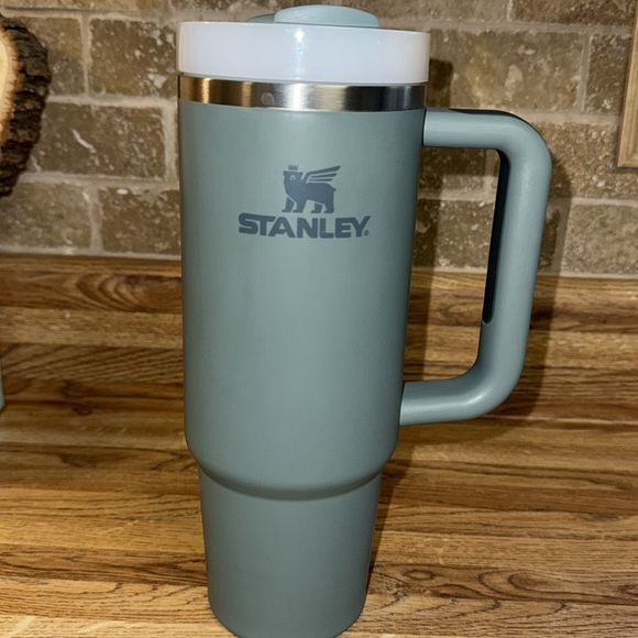 Stanley Quencher Cup - Picture 3 of 3